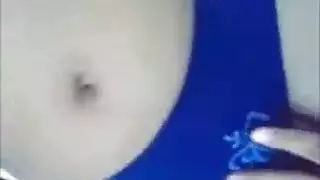 تنتشر تلميذة شابة لطيفة من أجل الحفر الساخن