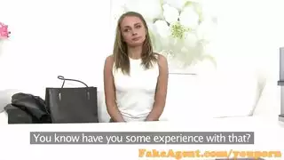 المرأة الجميلة سعيدة أن يمارس الجنس مع بوسها