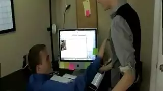 شواذ شباب مع بعض في السريع