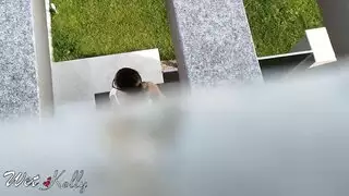 شاب بيصور بنت الجيران وهي بتضرب عشرات في البلكونة