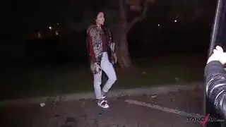 المرأة الجميلة تمتص ديك رجل
