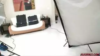 الفتاة القحبة تبتلع الزب الكبير وتتناك منه مقابل المال