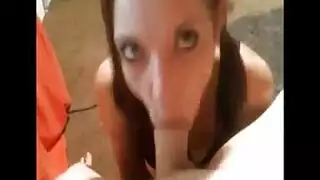 يحصل مارس الجنس عاهرة عمل قرنية في زقاق محلي.