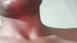 الرجل الأصلع مهتم جدًا بما يفعله شخص آخر مع زوجته الساخنة