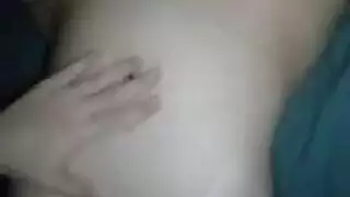 مثير في سن المراهقة يظن على السرير مقعد جانبي.