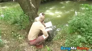 كشافة سياحية شابة تحك خطفها من الخلف