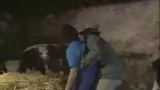 نيك طيز قوي و ساخن في المزرعة مع الشغالة و الفلاح الممحون