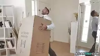 فتحت دمية بيتيت آسيوية ساقيها لصديقتها لعقها.