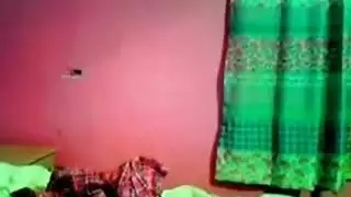 فتاة صغيرة جميلة emo الحصول على gangbangged
