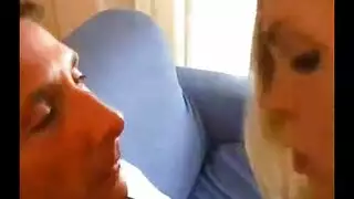اثنين من الأزرار الرائعة اللعب مع قضيب جلدي