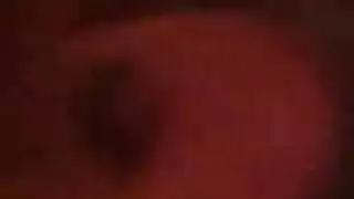 امرأة سمراء الهواة تعطي اللسان الأول على الأريكة.