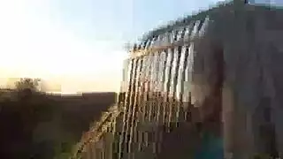 شقراء في سن المراهقة وميض كس وتجريد.