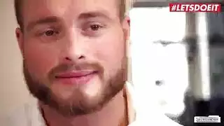 سيدة شقراء وشم ورجل أسود قرنية يمارسون الجنس في سريرها الضخم.