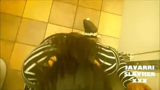 النيك بالكابوت في حمام المطعم و زب كبير يخترق احلى طيز