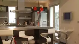 يمارس الجنس مع بيوريت في الحمام