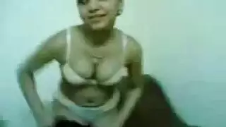 شرموطة تتناك في خرم طيزها الضيق