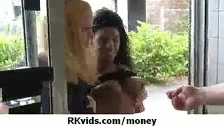 تعري علني مثير و نيك مقابل المال مع شرموطة تمص الزب