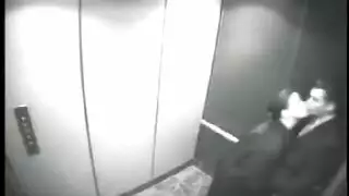 بتمص زبة بقوة في المصعد والكاميرا بتصورهم حقيقي