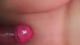 يحصل أكل كس الآسيوية لطيف من قبل لعبة بحجم العين