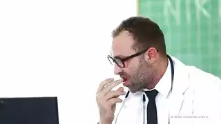 يمارس المدرس الجنس مع طالب لديه درجات سيئة في المدرسة