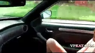 السائق الأحمر الشد في الغابة.