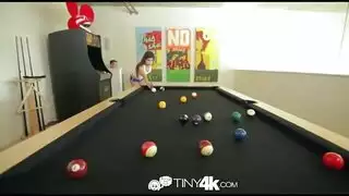 فاتنة مفلس مارس الجنس من الصعب من قبل الديك.