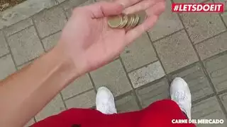 انه يضع ديك له على شفتي
