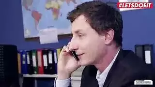 امرأة سمراء مثليات فرك أجسادهم في الهواء الطلق.