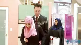 إيلا نوكس في سن المراهقة مفلس في عائلة دبي