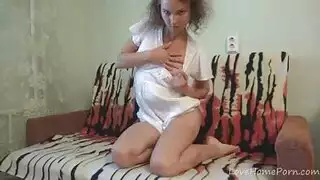 مراهق حلو يخرج من ثونغها.