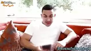 الاخ يشاهد التلفاز والاخت تاتى لتحارب فيه