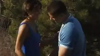 فتاة هواة الساخنة يحصل اللسان ويبتلع نائب الرئيس.