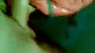 الكلبة الطويلة القذرة تلوي مهبلها