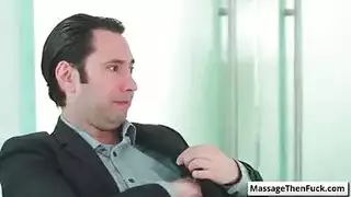 كلو الكرز يتحول الدرس التدليك على ممارسة الجنس المتشددين مع صديقته الحامل