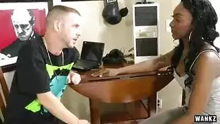 القضيب الأبيض يدخل العضو التناسلي النسوي الأسود