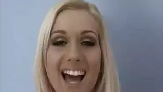 لاتينا شقراء سيئة ضخها عميل.