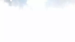 الأخت تعطيني اللسان قذرة