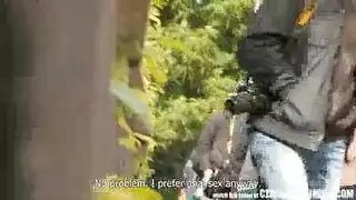 المراهقة الشرموطة تمص الزب في الشارع وتركب عليه