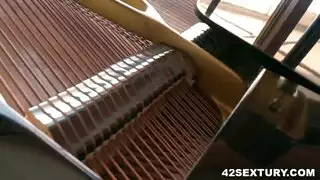 مسمر فينا أمام الكاميرا وتنتظر انتهاء الفيديو