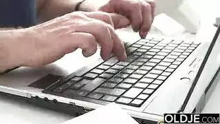 الرجل العجوز يلحس الكس الصغير ويدخل زبه الفي فم المراهقة