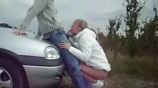 سكس جامد في طريق عام بين شاب هائج و فتاة تحب الزب بجنون