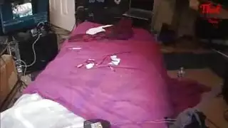 الثلاثي فتاتان ومحتوى إضافي