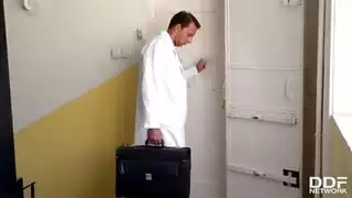 المرأة ذات الهرة الصغيرة تريد أن تحبك