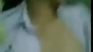 طالبة الثانوية تقلع لبس المدرسة و تتناك من حبيبها في كسها المفتوح