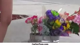 زوجان هواة التشيك يفعلون ذلك في السيارة.