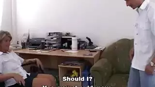 الزوجة الناضجة الملاعين رئيسها في المؤخرة