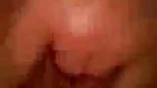 كس حلق يكشف على السرير.
