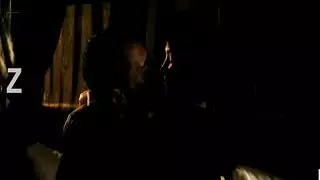 امرأة سمراء ضئيلة مص الرجل المحظوظ