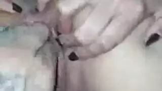 جميل في سن المراهقة ينتشر في حوض الاستحمام