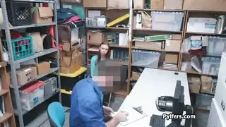 عيون زرقاء حصرية لي ميلوني على الأريكة